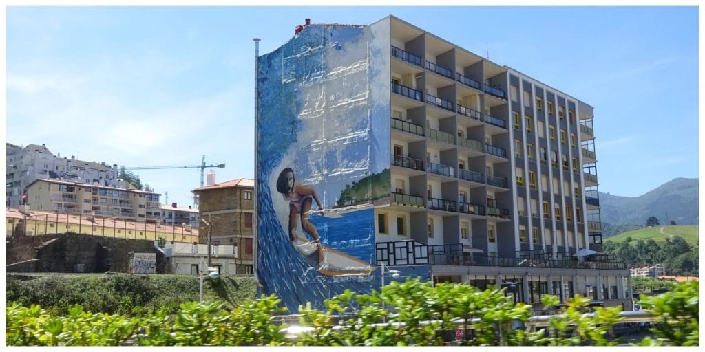 baskenland-onderweg-surfmeisje-op-flat