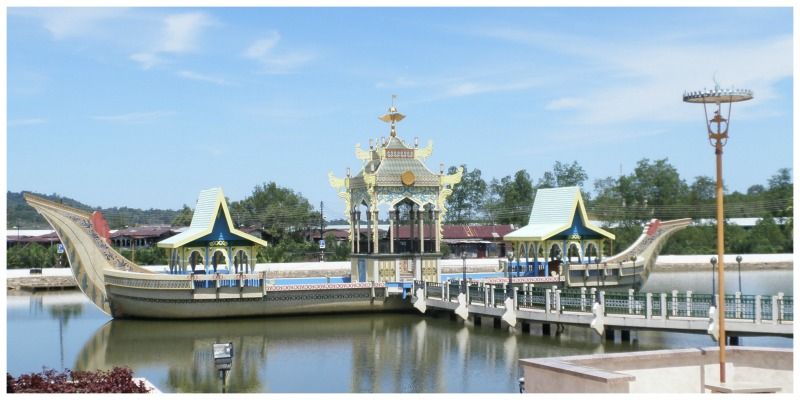 Brunei Omar Ali Saifuddien Mosque royal barge