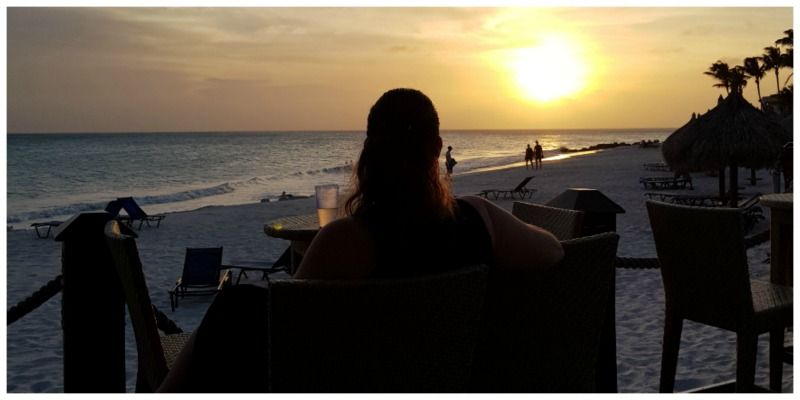 Divi Aruba All Inclusive Resort beachbar sunset mevrouw