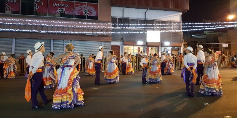 La Pura Vida in Costa Rica Traditionele kleding parade Festival de la Luz