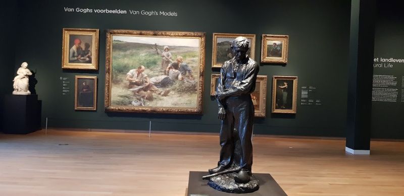 Nederland Amsterdam Van Gogh Museum standbeeld