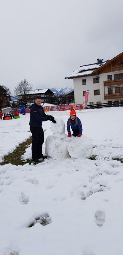 Oostenrijk Landal Resort Maria Alm spelen in de sneeuw